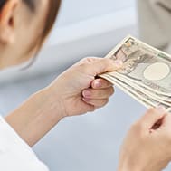 給料の受け渡し